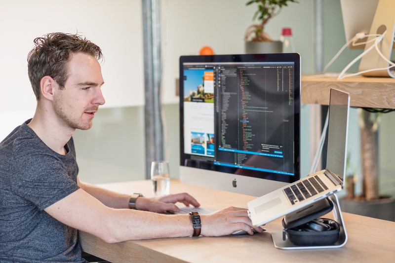 Maikel achter pc aan het werk Maikel achter pc aan het werk