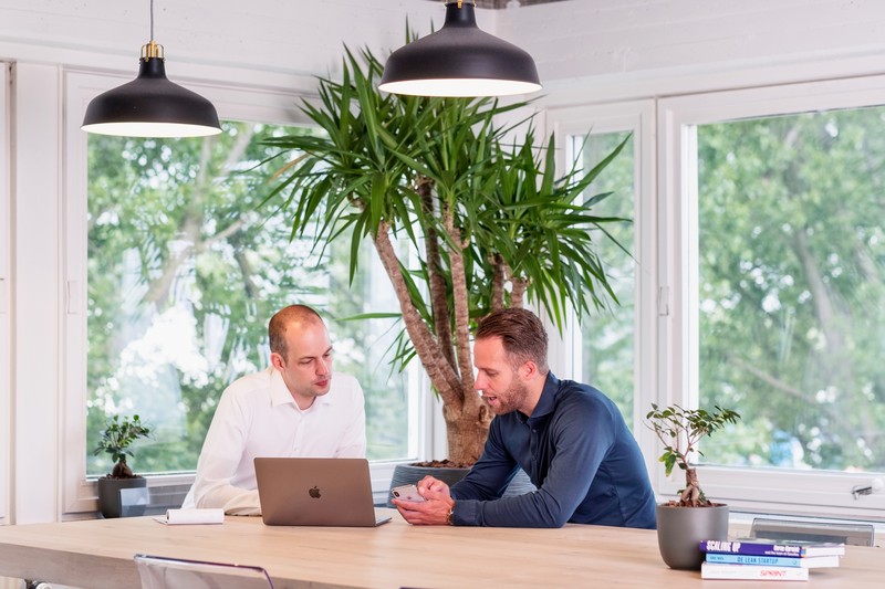 Collega's stellen verificatie in Collega's stellen verificatie in
